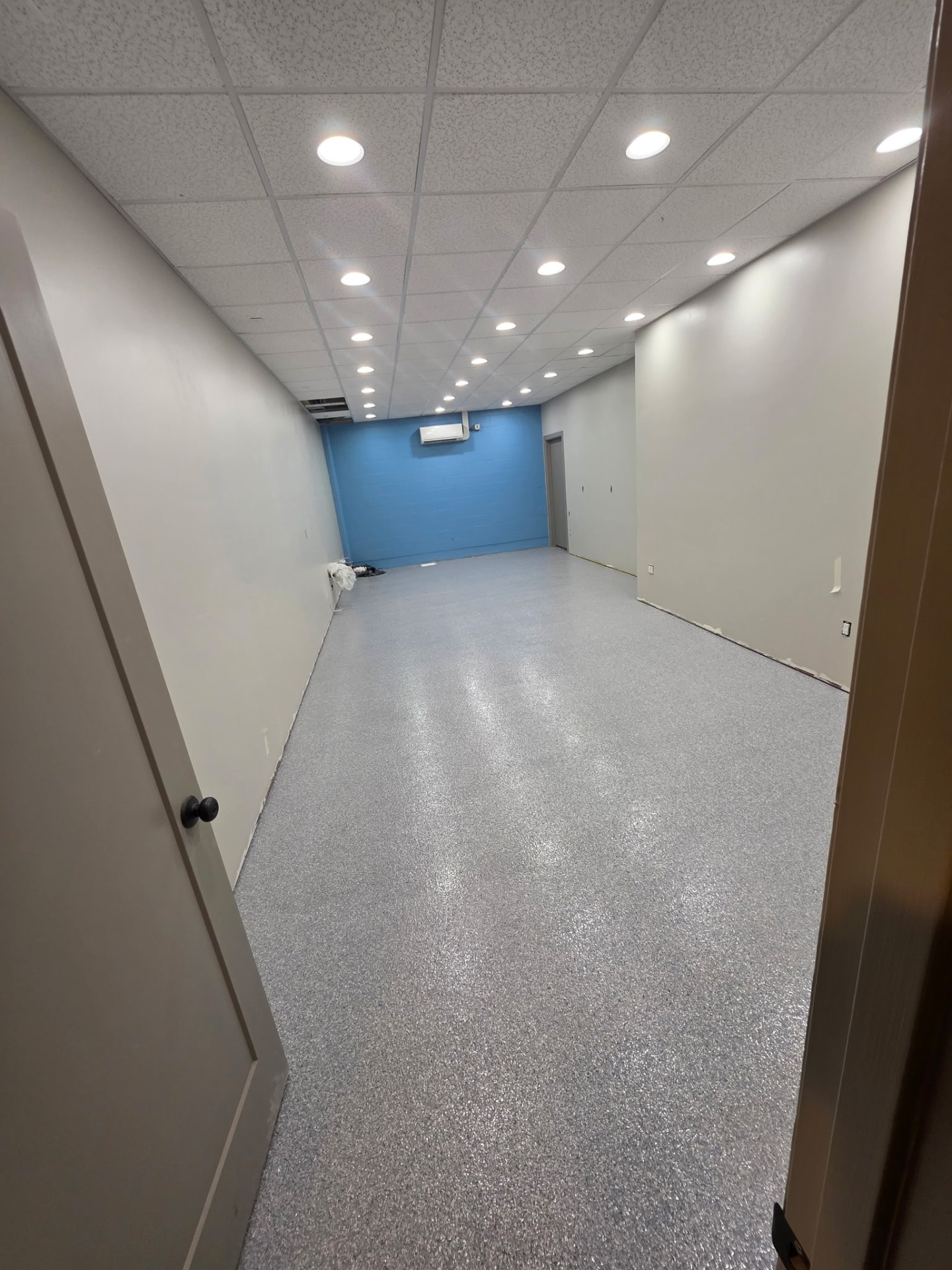 Commercial epoxy floor room installation