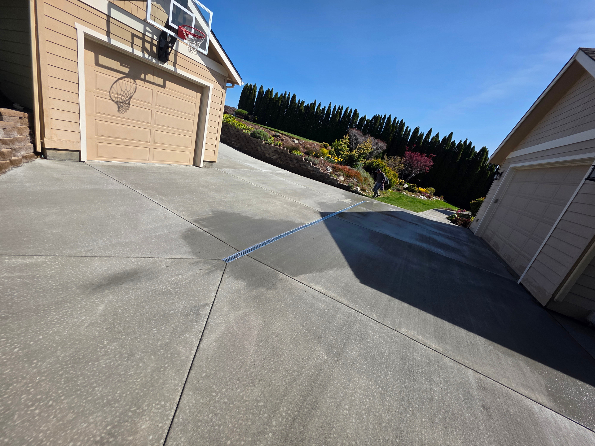 Finished residential concrete driveway approach in Chelan County